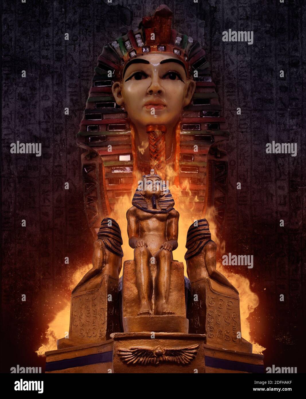 Komposition`s alten ägyptischen pharaos Grabstatuen mit Feuer & symbolischen rostigen Wänden auf dem Hintergrund. Stockfoto